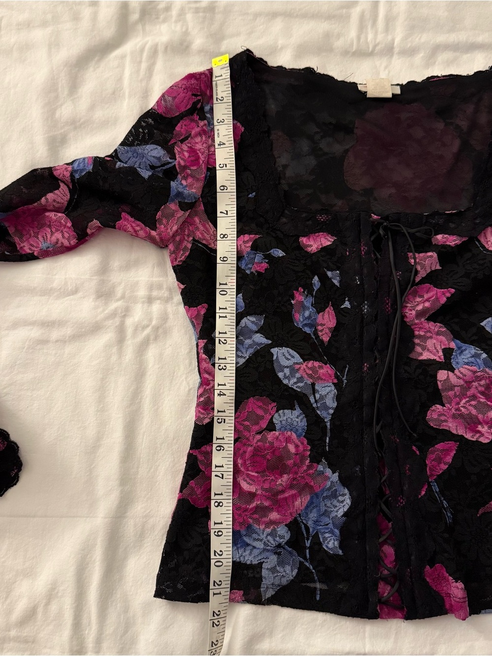 Cache Black & Pink Floral Lace Blouse
Size M - Picture 5 of 5